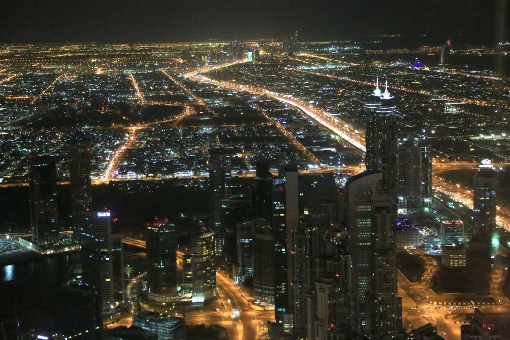 Luftaufnahme Dubai - Stadtzentrum mit der Skyline im Innenstadtbereich in Dubai in Vereinigte Arabische Emirate