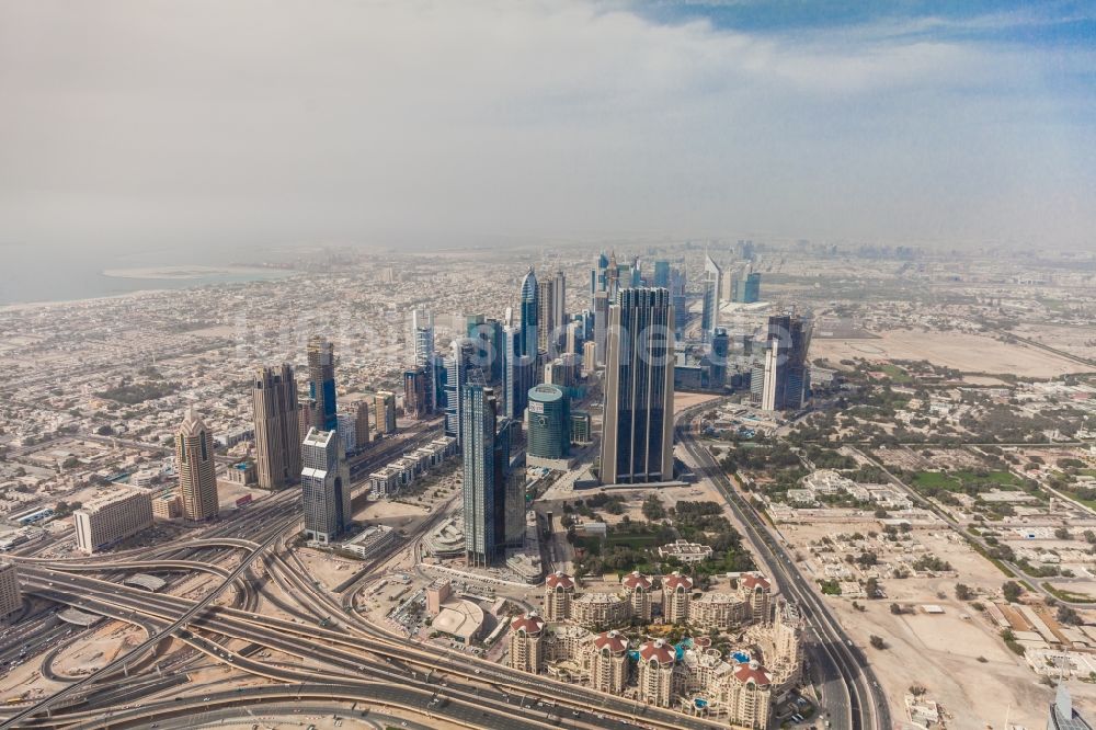 Luftaufnahme Dubai - Stadtzentrum mit der Skyline im Innenstadtbereich in Dubai in Vereinigte Arabische Emirate