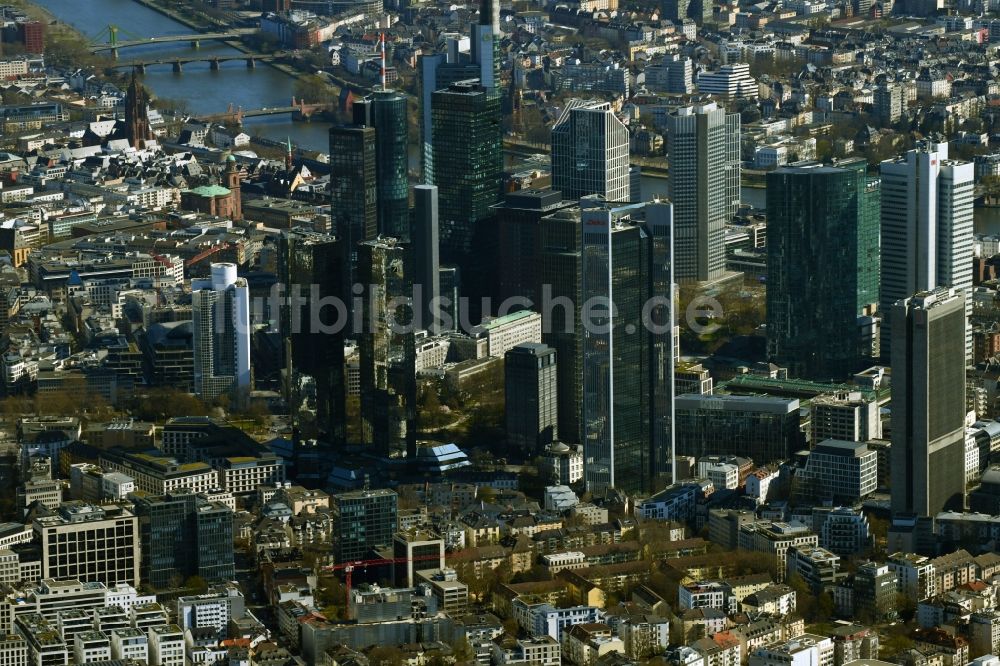 Frankfurt am Main aus der Vogelperspektive: Stadtzentrum mit der Skyline im Innenstadtbereich in Frankfurt am Main im Bundesland Hessen, Deutschland