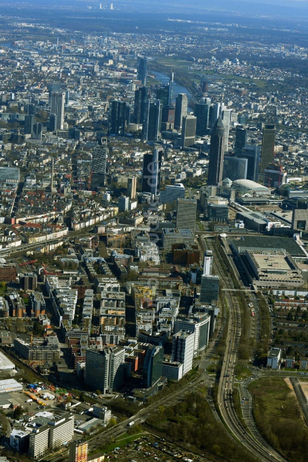 Frankfurt am Main aus der Vogelperspektive: Stadtzentrum mit der Skyline im Innenstadtbereich in Frankfurt am Main im Bundesland Hessen, Deutschland
