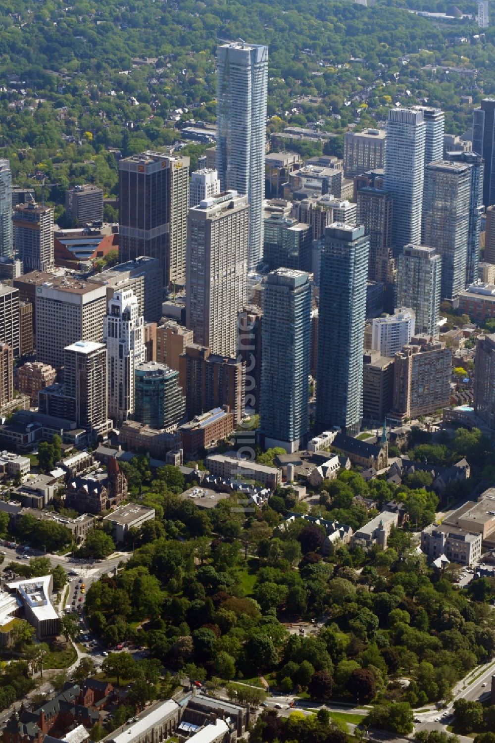 Toronto von oben - Stadtzentrum mit der Skyline im Innenstadtbereich im Ortsteil Church and Wellesley in Toronto in Ontario, Kanada