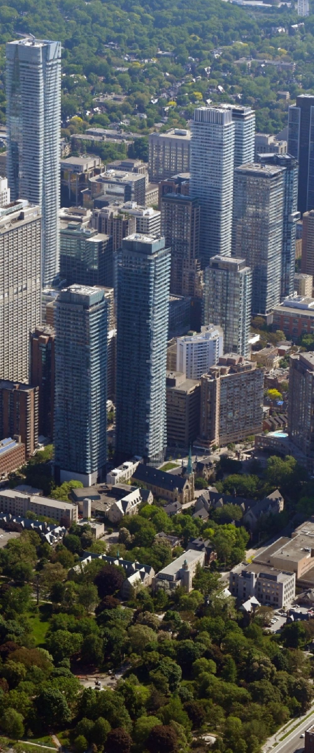 Luftbild Toronto - Stadtzentrum mit der Skyline im Innenstadtbereich im Ortsteil Church and Wellesley in Toronto in Ontario, Kanada