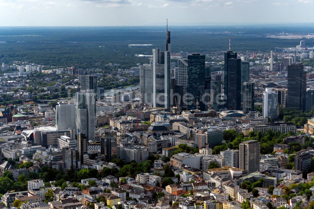 Frankfurt am Main von oben - Stadtzentrum mit der Skyline im Innenstadtbereich im Ortsteil Innenstadt in Frankfurt am Main im Bundesland Hessen, Deutschland