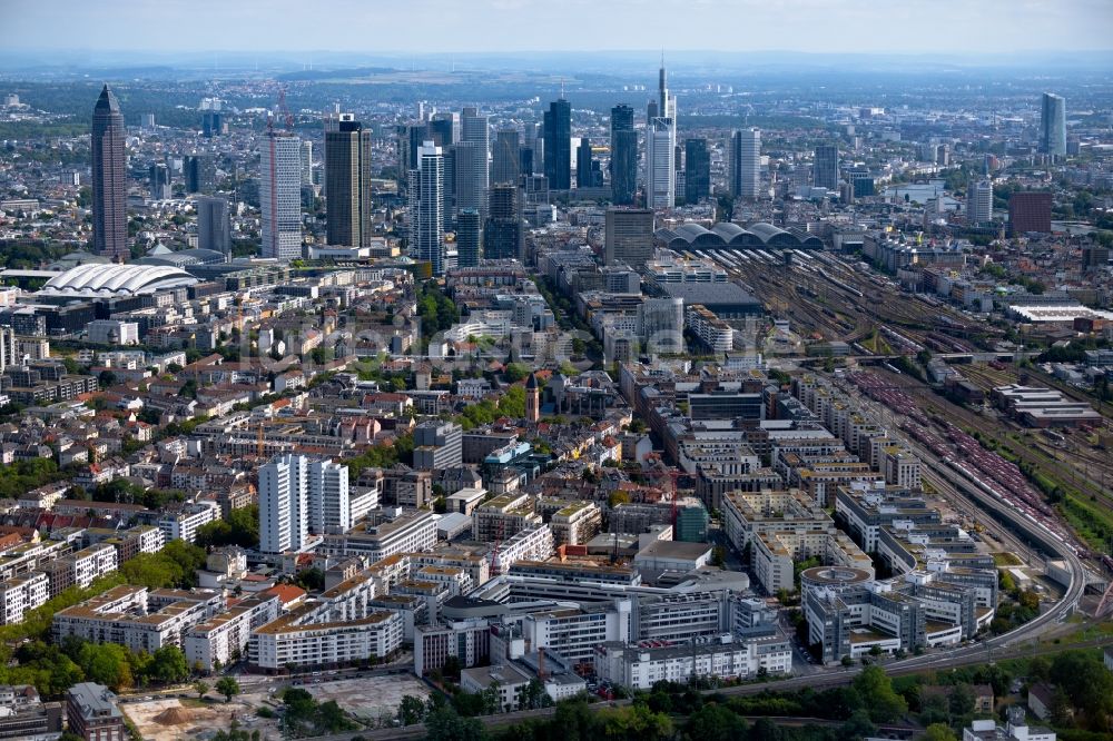 Luftaufnahme Frankfurt am Main - Stadtzentrum mit der Skyline im Innenstadtbereich im Ortsteil Innenstadt in Frankfurt am Main im Bundesland Hessen, Deutschland
