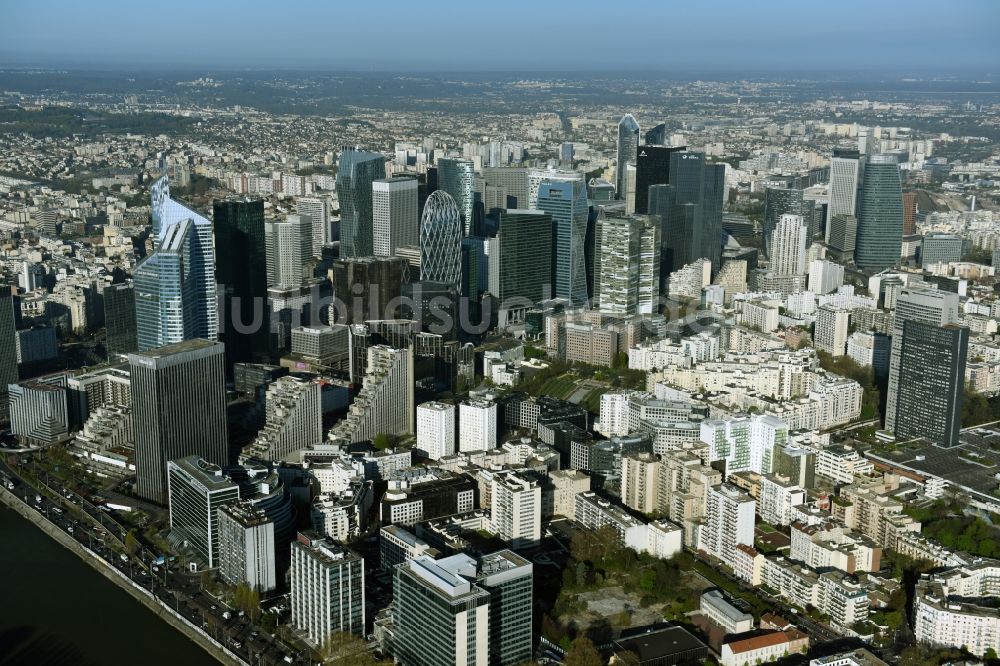 Luftbild Paris Courbevoie - Stadtzentrum mit der Skyline im Innenstadtbereich in Paris Courbevoie in Ile-de-France, Frankreich