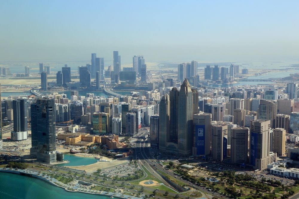 Luftaufnahme Abu Dhabi - Stadtzentrum mit der Skyline im Innenstadtbereich am Recreation Park in Abu Dhabi in Vereinigte Arabische Emirate
