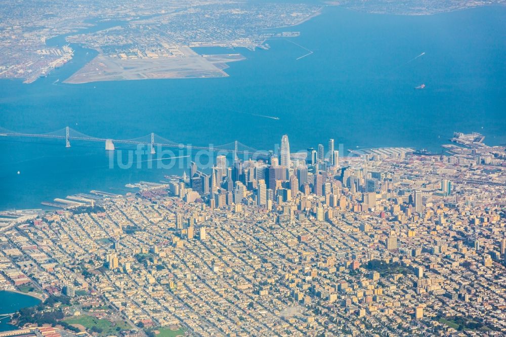 Luftbild San Francisco - Stadtzentrum mit der Skyline im Innenstadtbereich in San Francisco in Kalifornien, USA