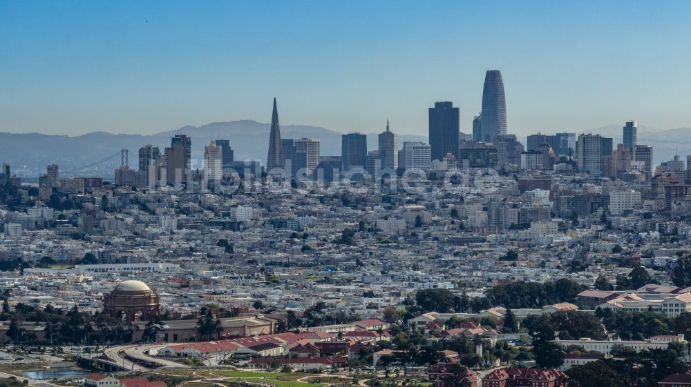 San Francisco von oben - Stadtzentrum mit der Skyline im Innenstadtbereich in San Francisco in Kalifornien, USA