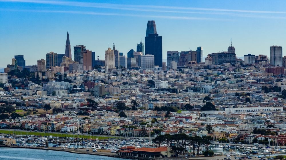 San Francisco aus der Vogelperspektive: Stadtzentrum mit der Skyline im Innenstadtbereich in San Francisco in Kalifornien, USA