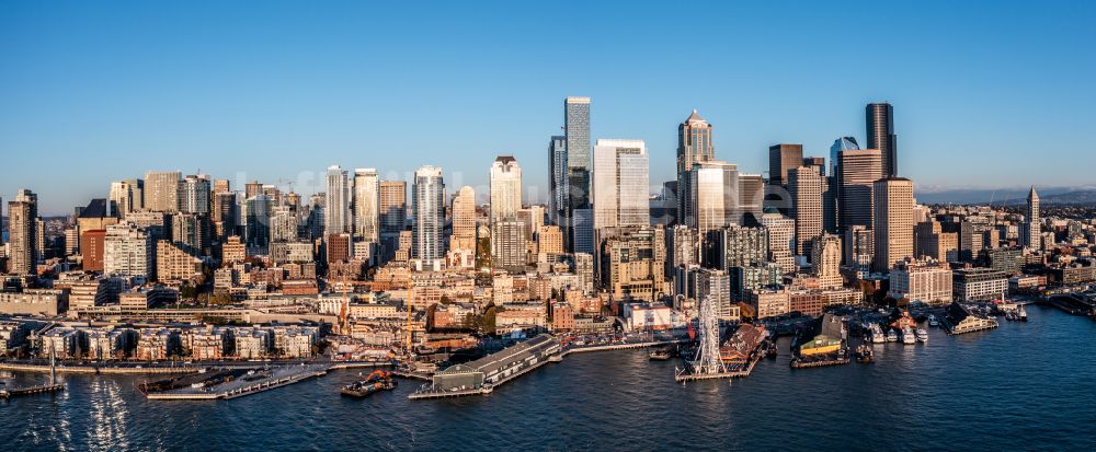 Luftbild Seattle - Stadtzentrum mit der Skyline im Innenstadtbereich in Seattle in Washington, USA