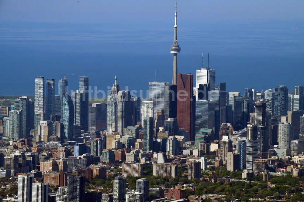 Toronto von oben - Stadtzentrum mit der Skyline im Innenstadtbereich in Toronto in Ontario, Kanada