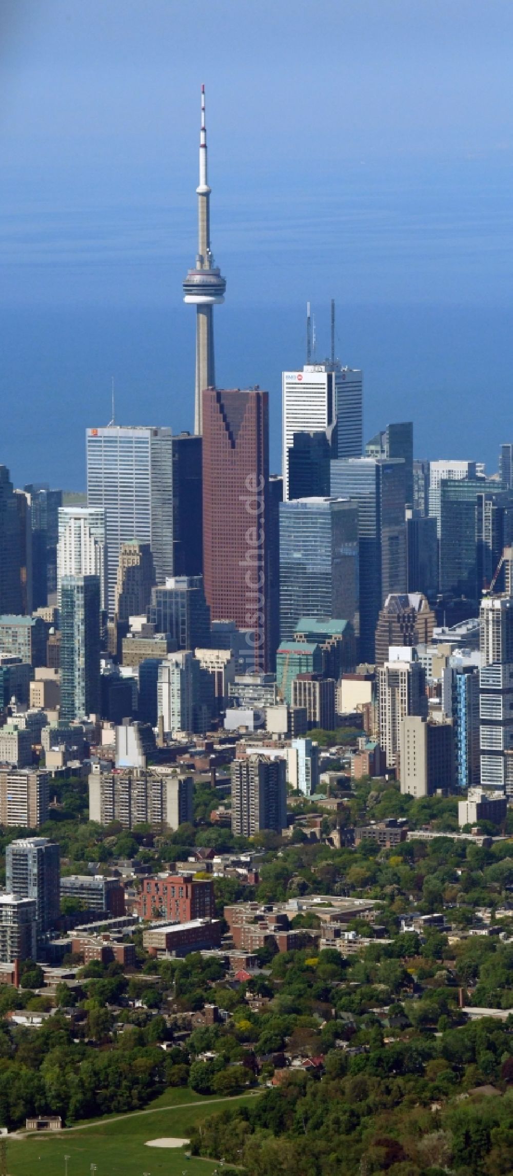 Toronto von oben - Stadtzentrum mit der Skyline im Innenstadtbereich in Toronto in Ontario, Kanada