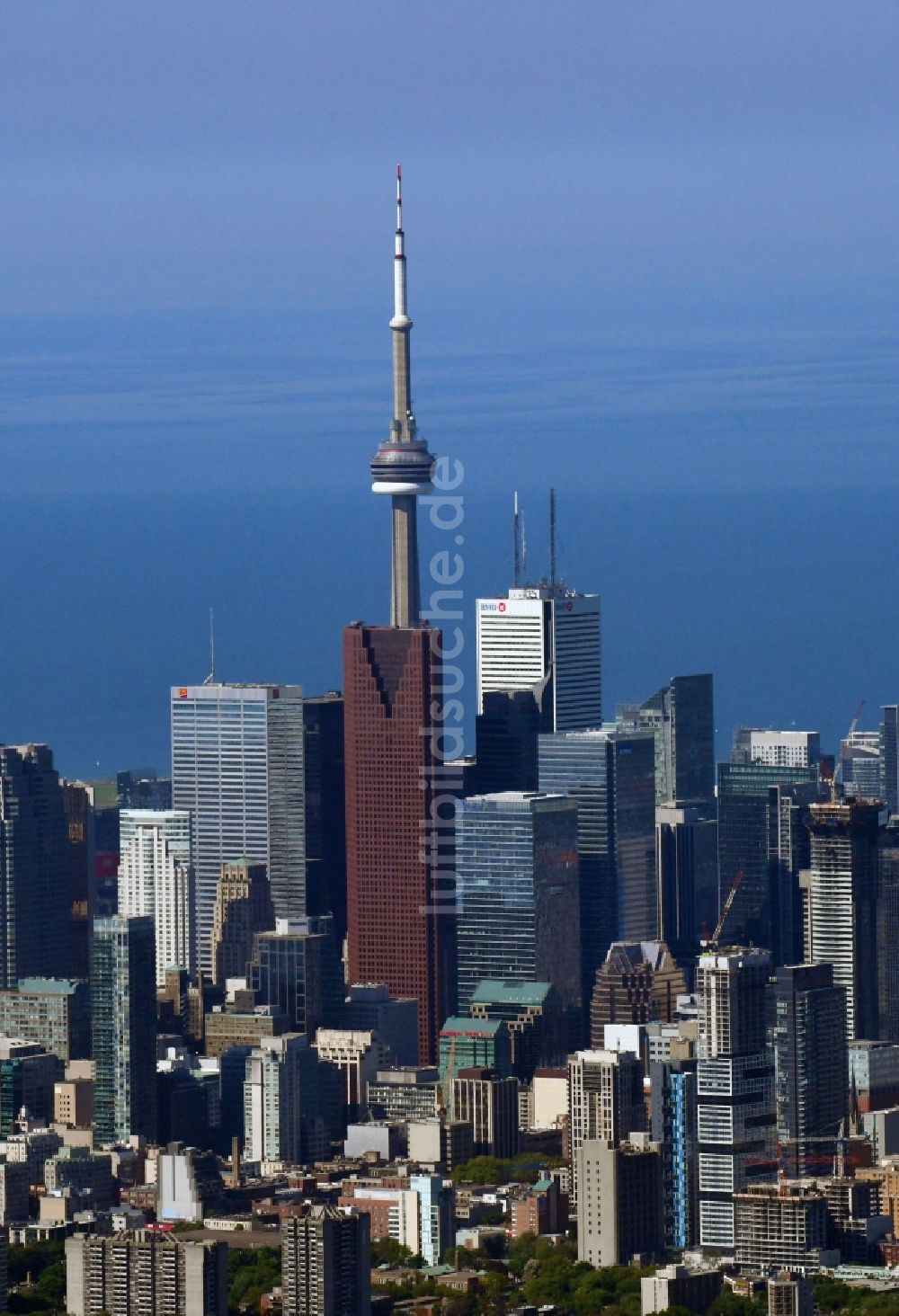 Toronto aus der Vogelperspektive: Stadtzentrum mit der Skyline im Innenstadtbereich in Toronto in Ontario, Kanada