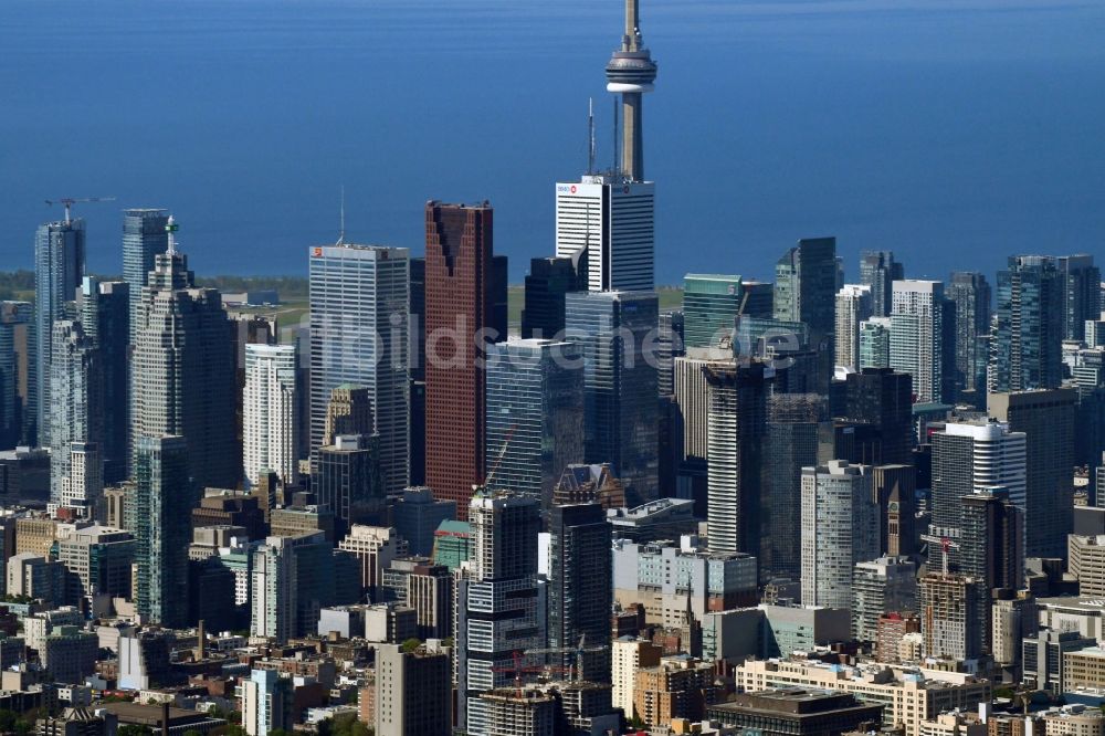 Luftbild Toronto - Stadtzentrum mit der Skyline im Innenstadtbereich in Toronto in Ontario, Kanada