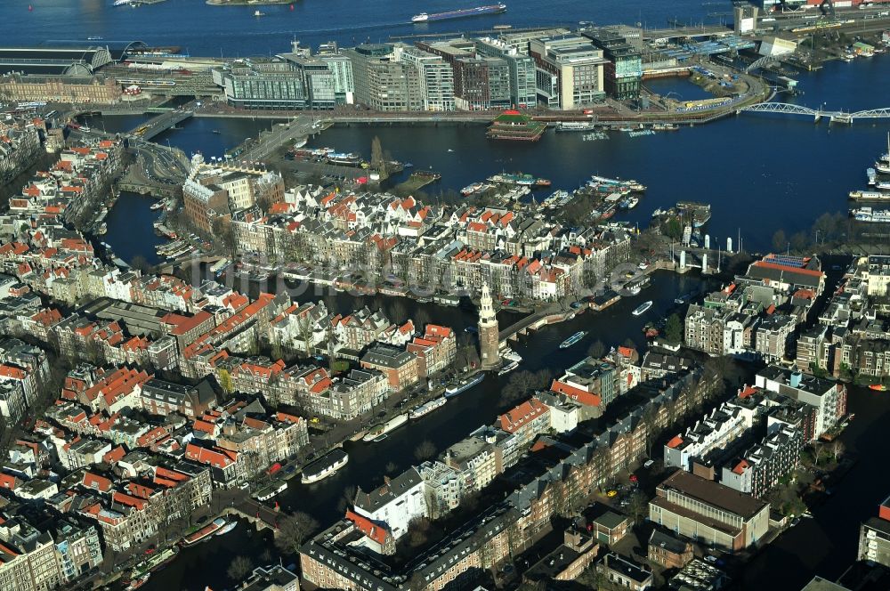 Amsterdam von oben - Stadtzentrum mit Stadtteilen Nieuwmarkt en Lasttage, Oudeschans und Rapenburgwai in Amsterdam Niederlande
