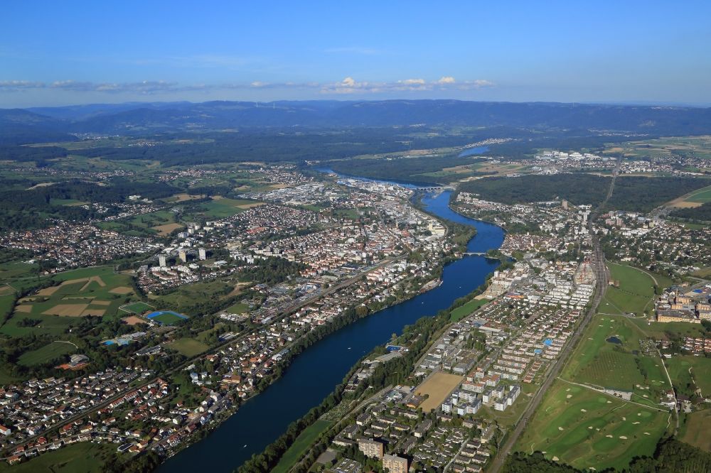 Rheinfelden (Baden) von oben - Stadtzentrum am Ufer vom Grenzfluss Rhein in Rheinfelden (Baden) im Bundesland Baden-Württemberg, Deutschland, links und Rheinfelden, Kanton Aargau, Schweiz, rechts