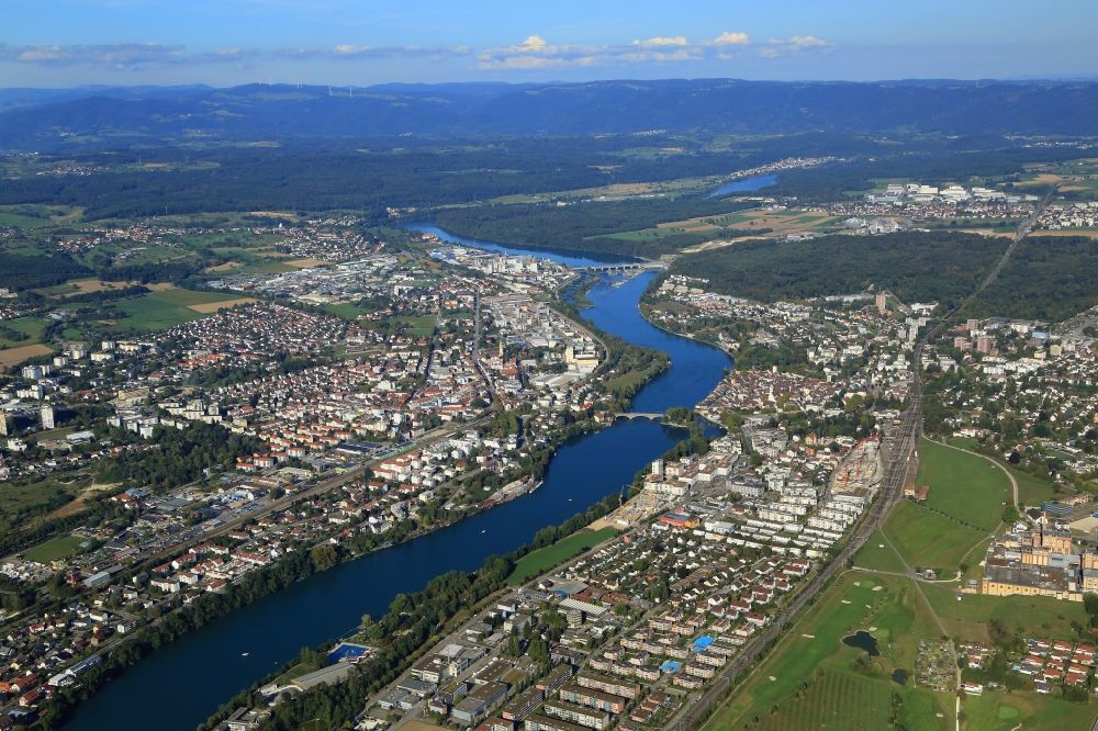 Rheinfelden (Baden) von oben - Stadtzentrum am Ufer vom Grenzfluss Rhein in Rheinfelden (Baden) im Bundesland Baden-Württemberg, Deutschland, links und Rheinfelden, Kanton Aargau, Schweiz, rechts