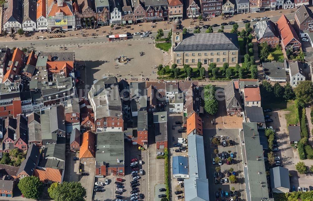 Husum von oben - Stadtzentrum mit Wohn- und Geschäftshäusern und Kirchengebäude in Husum im Bundesland Schleswig-Holstein, Deutschland