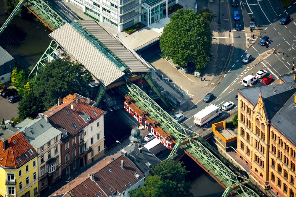 Wuppertal aus der Vogelperspektive: Stahlgerüst der Wuppertaler Schwebebahn in Wuppertal im Bundesland Nordrhein-Westfalen