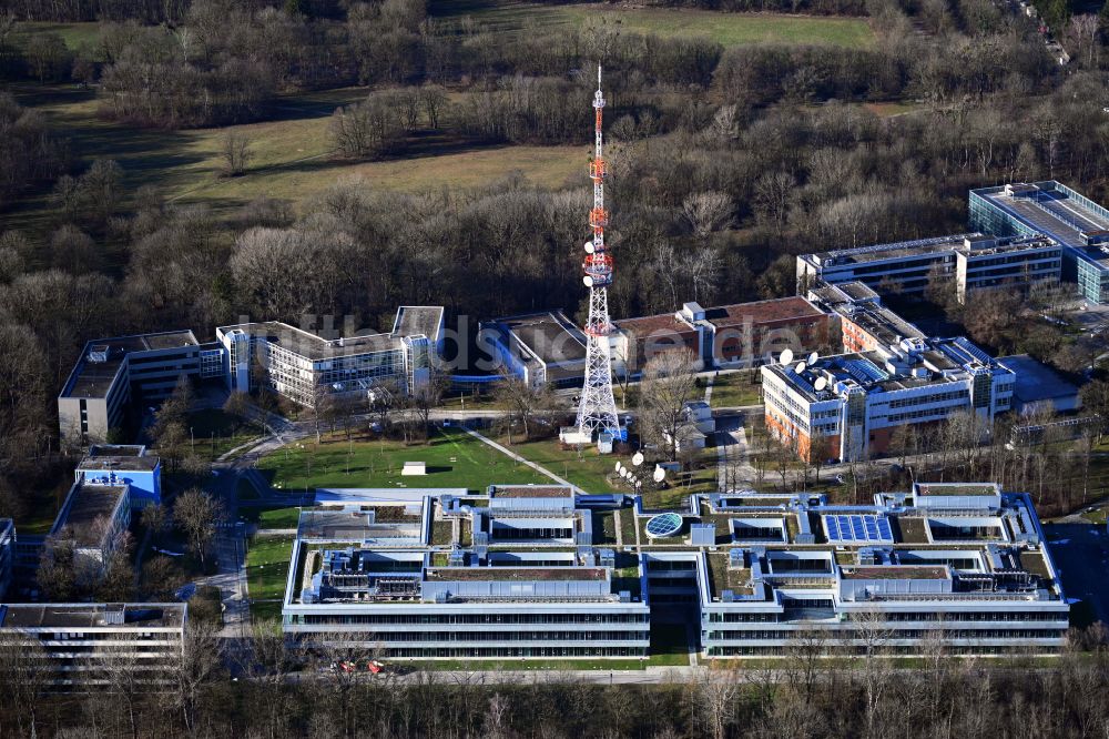München von oben - Stahlmast- Funkturm und Sendeanlage als Grundnetzsender des BR Bayerischer Rundfunk in München im Bundesland Bayern, Deutschland
