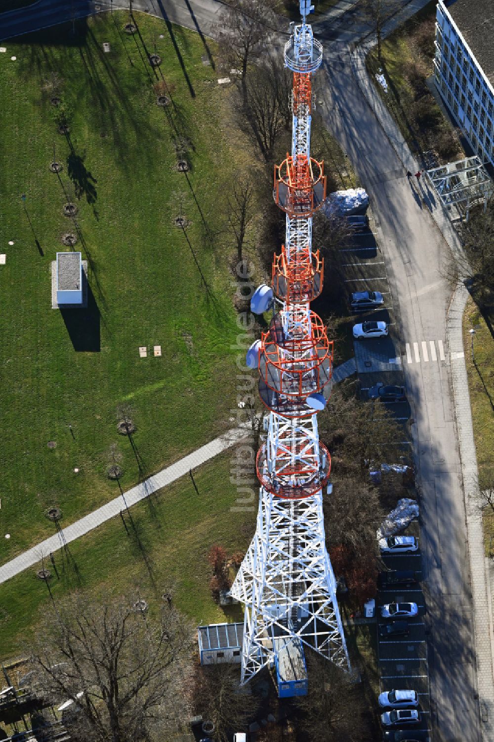 Luftaufnahme München - Stahlmast- Funkturm und Sendeanlage als Grundnetzsender des BR Bayerischer Rundfunk in München im Bundesland Bayern, Deutschland