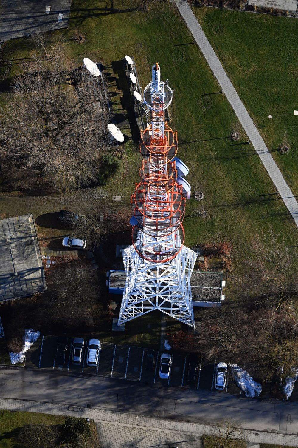 München von oben - Stahlmast- Funkturm und Sendeanlage als Grundnetzsender des BR Bayerischer Rundfunk in München im Bundesland Bayern, Deutschland