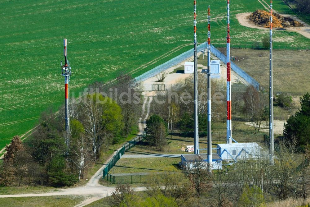 Schönefeld von oben - Stahlmast- Funkturm und Sendeanlage als Grundnetzsender für Flugfunkanlagen im Ortsteil Waltersdorf in Schönefeld im Bundesland Brandenburg, Deutschland