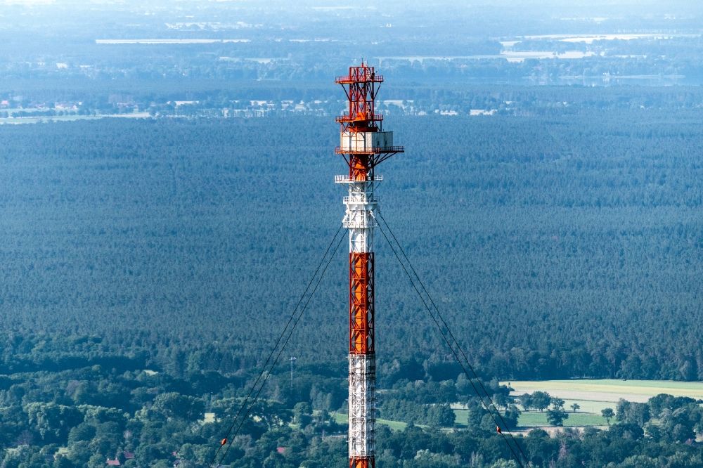 Pevestorf von oben - Stahlmast- Funkturm und Sendeanlage als Grundnetzsender Gartow 2 in Pevestorf im Bundesland Niedersachsen, Deutschland