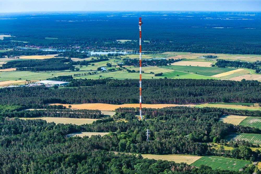 Pevestorf aus der Vogelperspektive: Stahlmast- Funkturm und Sendeanlage als Grundnetzsender Gartow 2 in Pevestorf im Bundesland Niedersachsen, Deutschland