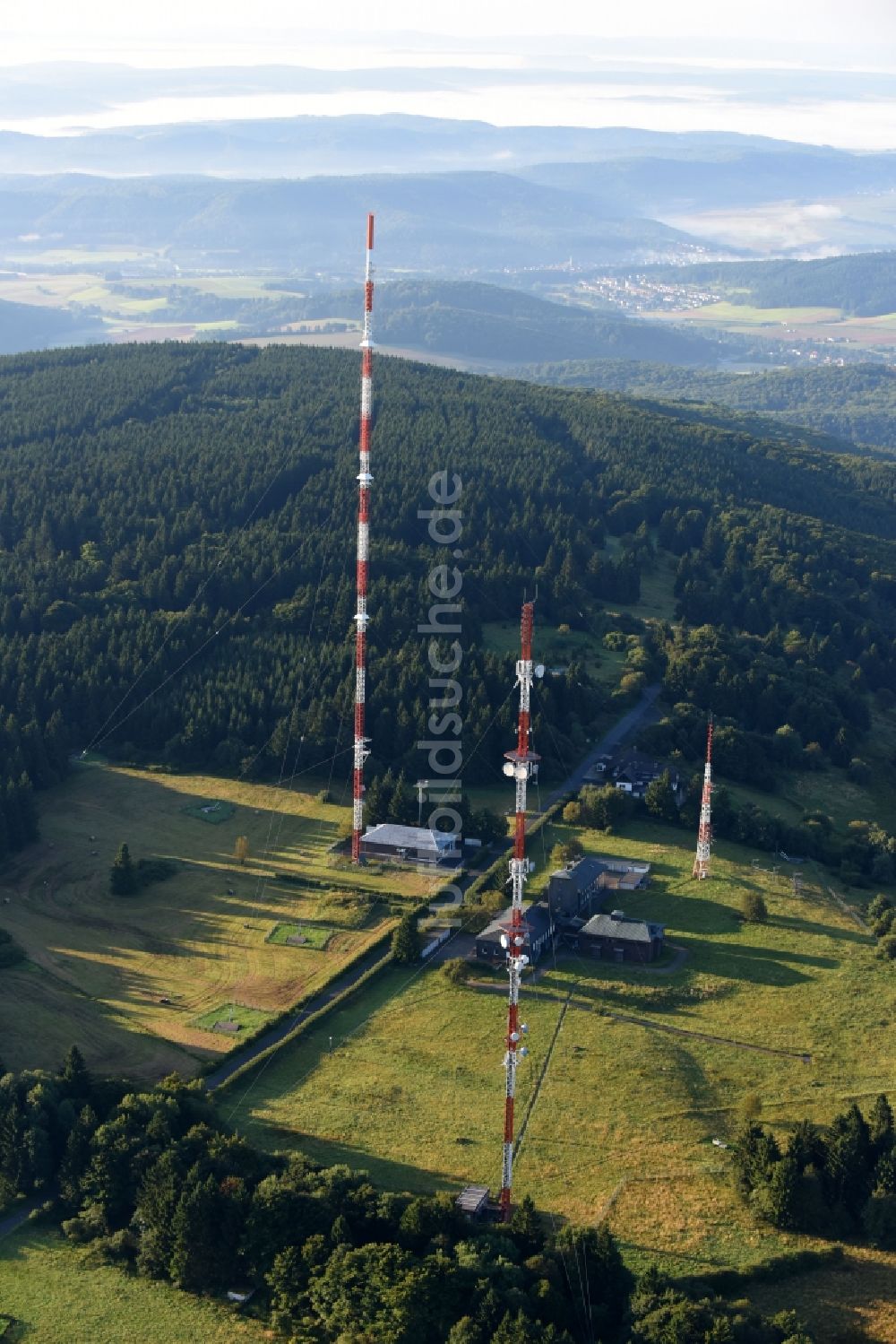 Luftaufnahme Hessisch Lichtenau - Stahlmast- Funkturm und Sendeanlage als Grundnetzsender Hoher Meißner in Hessisch Lichtenau im Bundesland Hessen, Deutschland