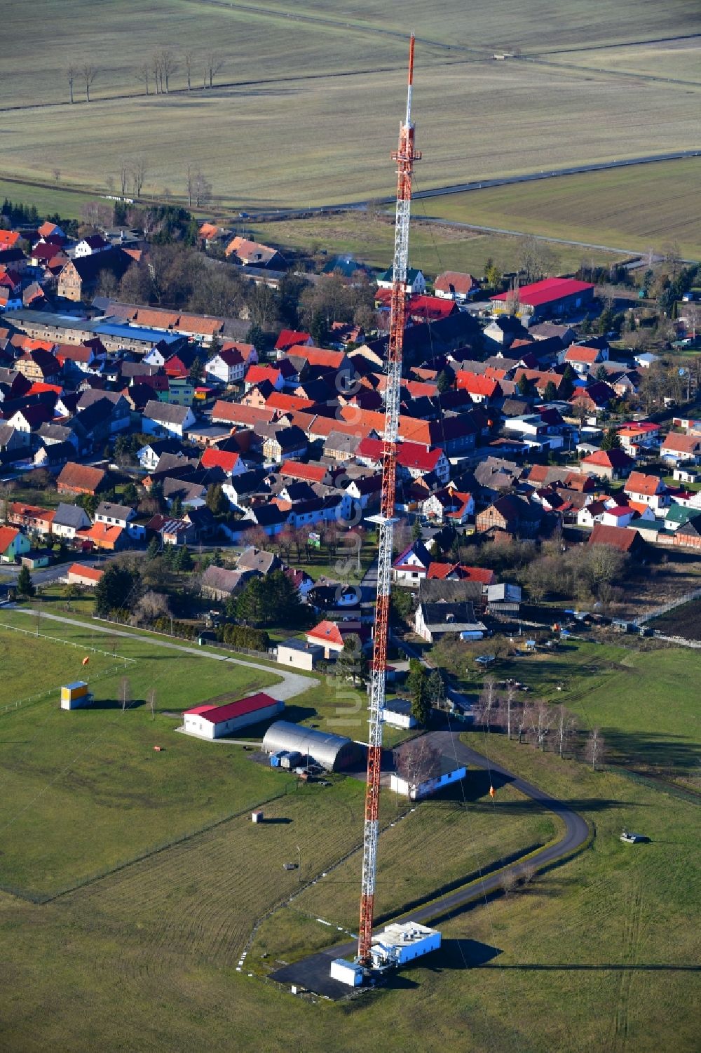 Keula aus der Vogelperspektive: Stahlmast- Funkturm und Sendeanlage als Grundnetzsender in Keula im Bundesland Thüringen, Deutschland