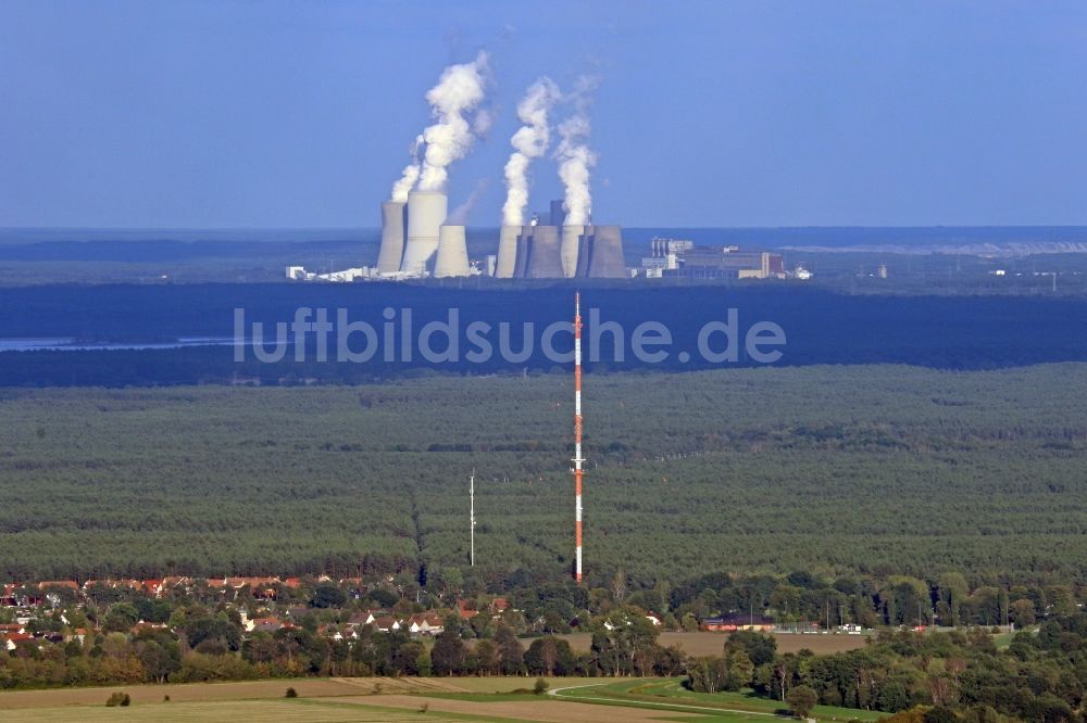 Luftbild Hoyerswerda - Stahlmast- Funkturm und Sendeanlage als Grundnetzsender im Ortsteil Zeißig in Hoyerswerda im Bundesland Sachsen, Deutschland