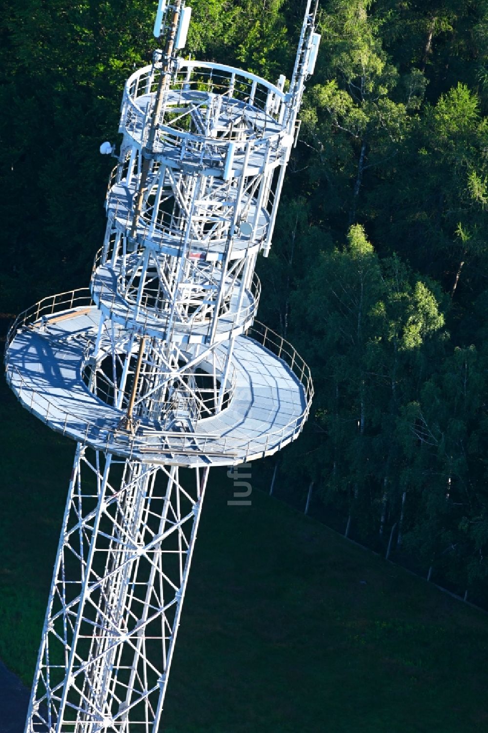 Luftbild Rochlitz - Stahlmast- Funkturm und Sendeanlage als Grundnetzsender auf dem Rochlitzer Berg in Rochlitz im Bundesland Sachsen, Deutschland