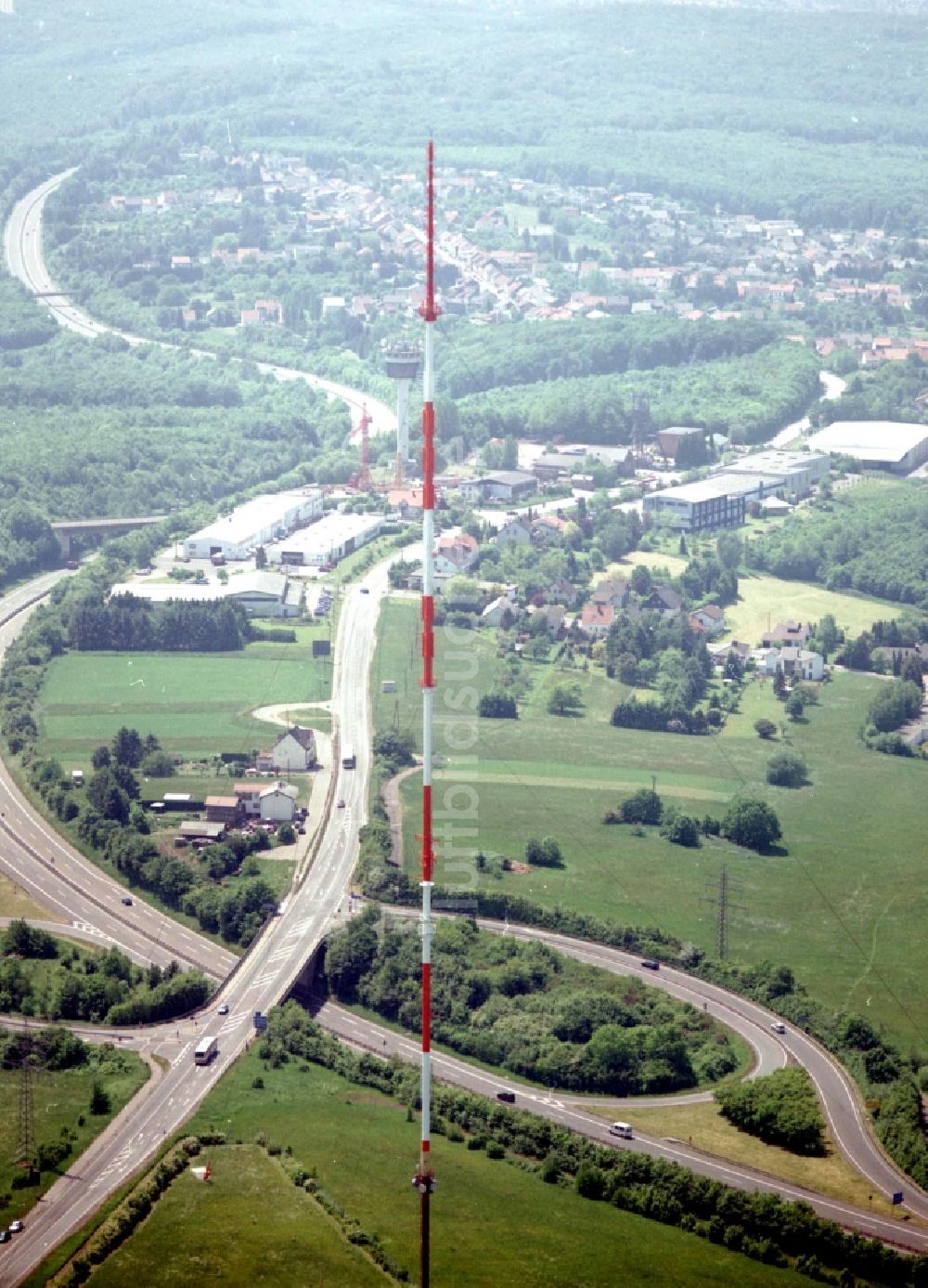 Luftaufnahme Göttelborn - Stahlmast- Funkturm und Sendeanlage als Grundnetzsender und Sanierung des Sendemastes durch die Firma Diener in Göttelborn im Bundesland Saarland