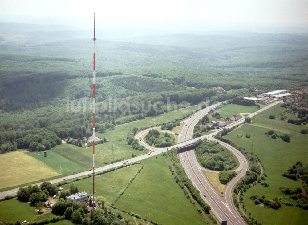 Luftbild Göttelborn - Stahlmast- Funkturm und Sendeanlage als Grundnetzsender und Sanierung des Sendemastes durch die Firma Diener in Göttelborn im Bundesland Saarland