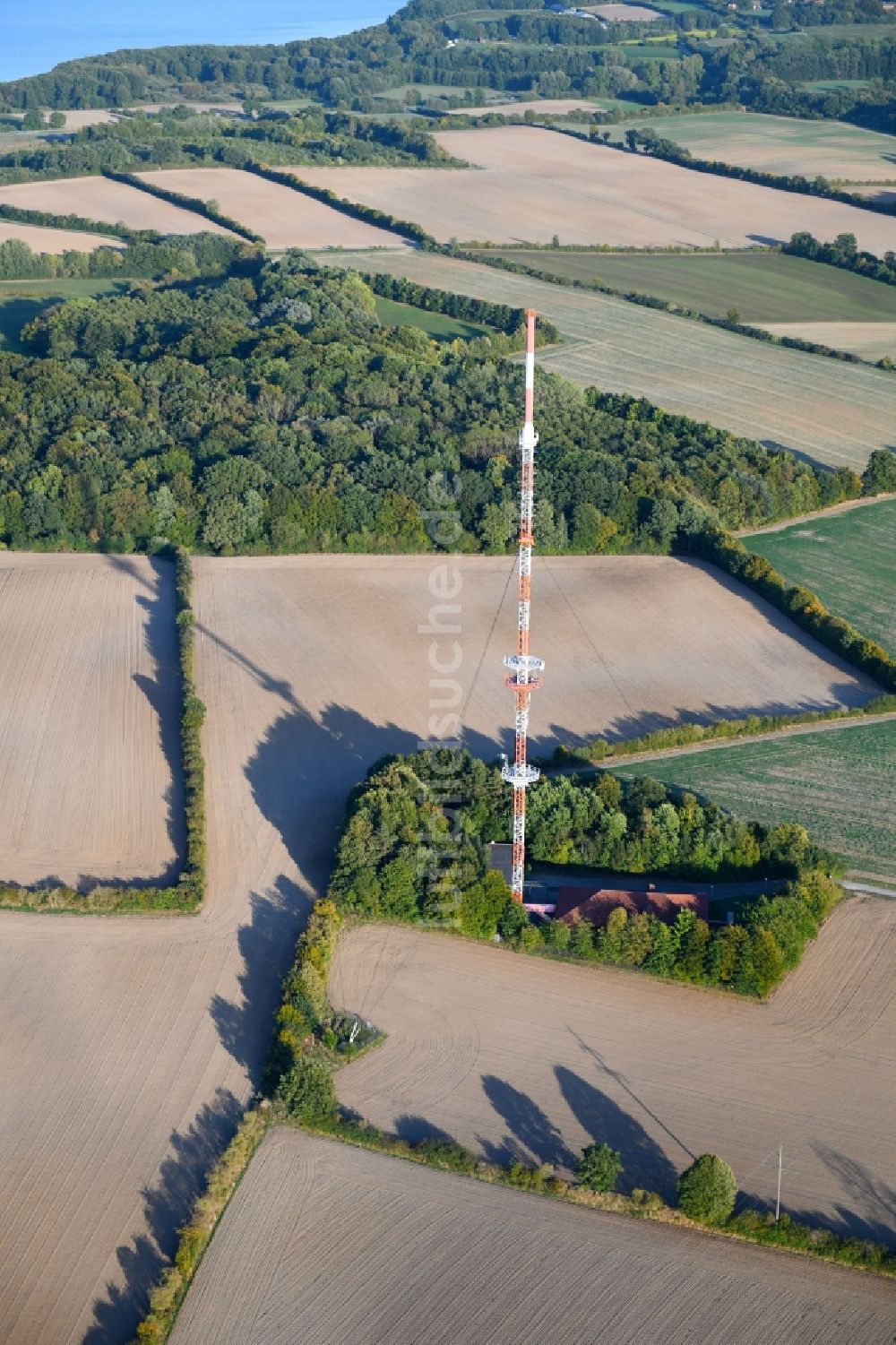 Luftbild Groß Disnack - Stahlmast- Funkturm und Sendeanlage als Grundnetzsender Sender Berkenthin in Groß Disnack im Bundesland Schleswig-Holstein, Deutschland