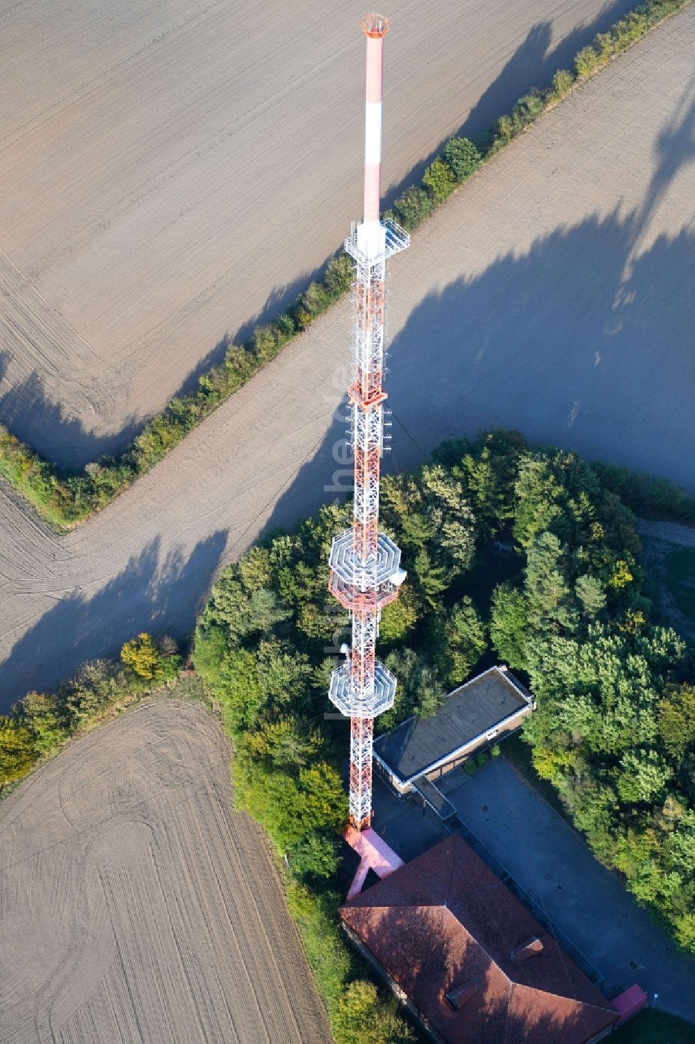 Groß Disnack von oben - Stahlmast- Funkturm und Sendeanlage als Grundnetzsender Sender Berkenthin in Groß Disnack im Bundesland Schleswig-Holstein, Deutschland
