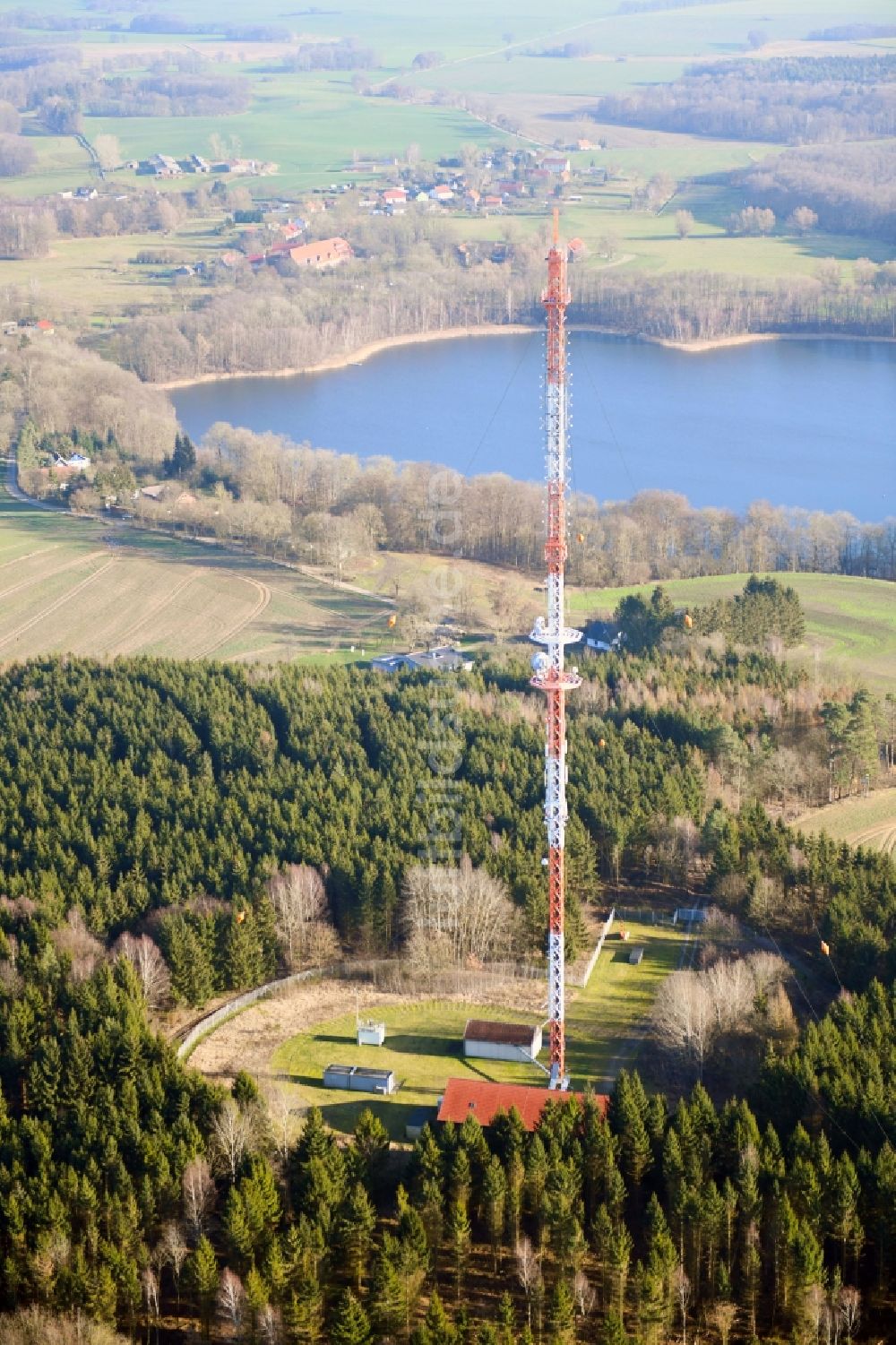 Leizen von oben - Stahlmast- Funkturm und Sendeanlage als Grundnetzsender Sender Röbel-Woldzegarten in Leizen im Bundesland Mecklenburg-Vorpommern, Deutschland