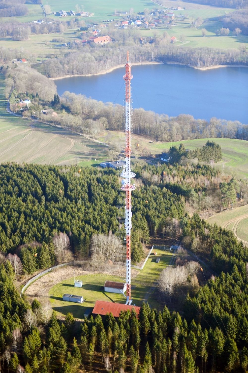 Leizen aus der Vogelperspektive: Stahlmast- Funkturm und Sendeanlage als Grundnetzsender Sender Röbel-Woldzegarten in Leizen im Bundesland Mecklenburg-Vorpommern, Deutschland