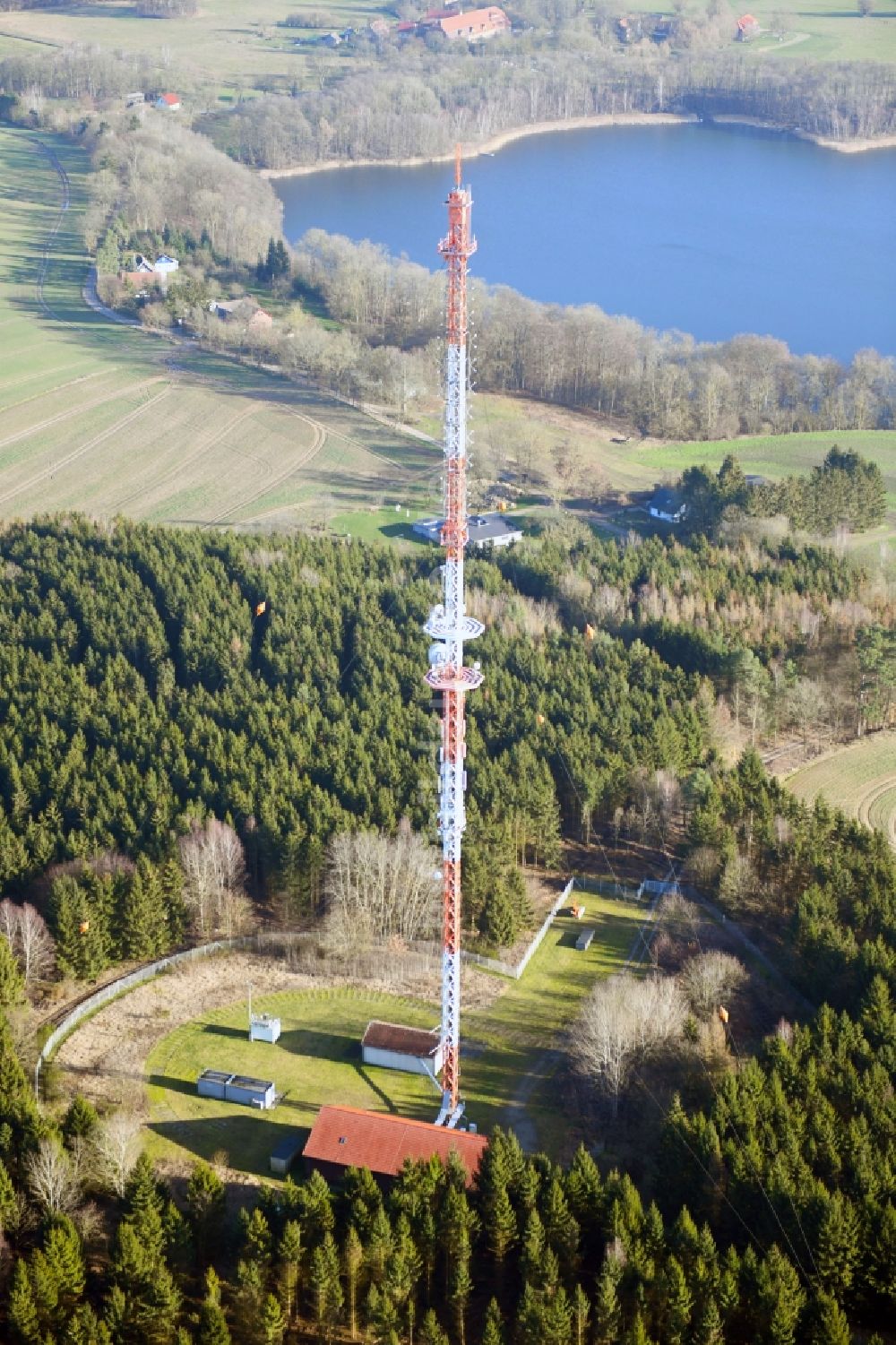 Luftbild Leizen - Stahlmast- Funkturm und Sendeanlage als Grundnetzsender Sender Röbel-Woldzegarten in Leizen im Bundesland Mecklenburg-Vorpommern, Deutschland