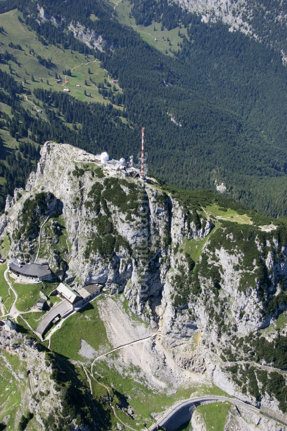 Bayrischzell von oben - Stahlmast- Funkturm und Sendeanlage als Grundnetzsender Sender Wendelstein in Bayrischzell im Bundesland Bayern, Deutschland