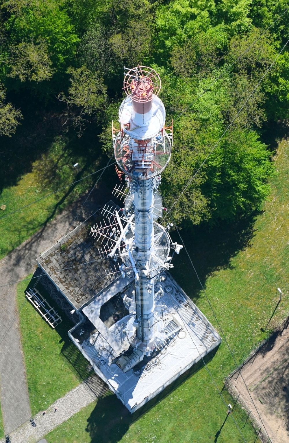 Kleve aus der Vogelperspektive: Stahlmast- Funkturm und Sendeanlage als Grundnetzsender des WDR in Kleve im Bundesland Nordrhein-Westfalen, Deutschland