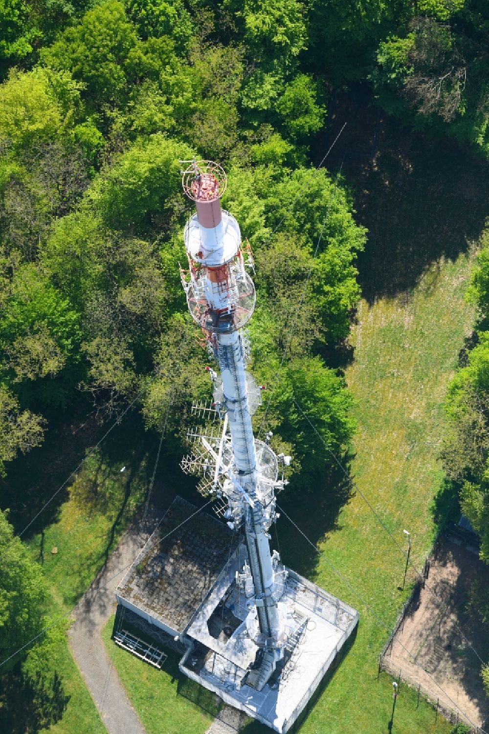Kleve aus der Vogelperspektive: Stahlmast- Funkturm und Sendeanlage als Grundnetzsender des WDR in Kleve im Bundesland Nordrhein-Westfalen, Deutschland