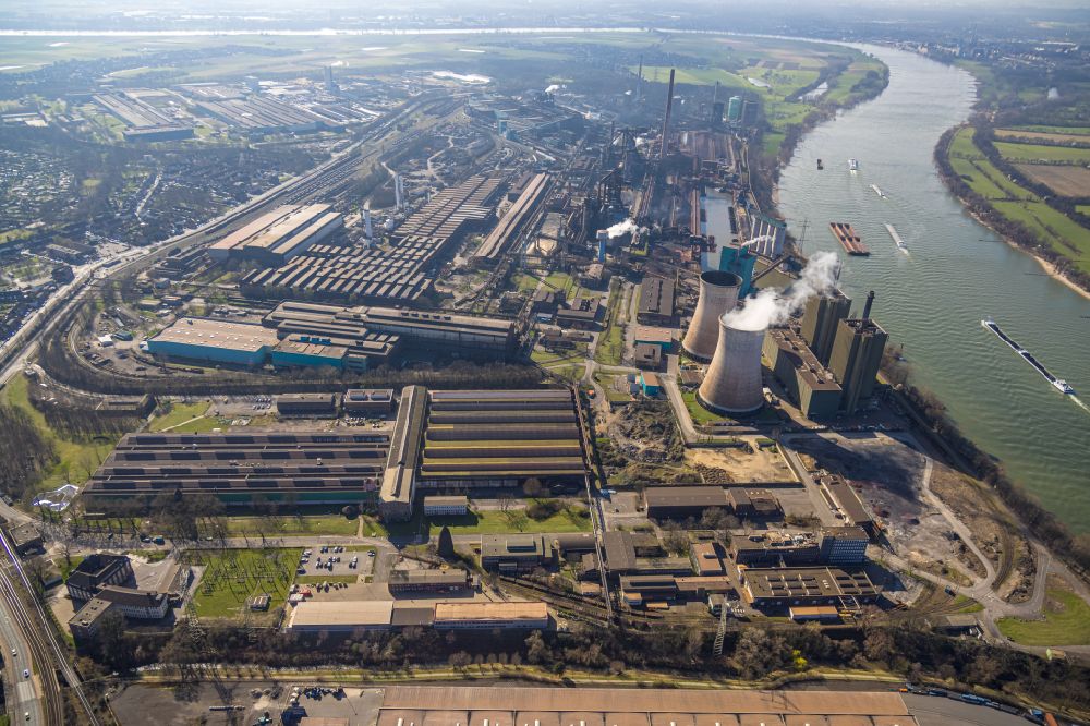 Duisburg von oben - Stahlwerk und Hüttenwerke Krupp Mannesmann GmbH im Ortsteil Hüttenheim in Duisburg im Bundesland Nordrhein-Westfalen, Deutschland