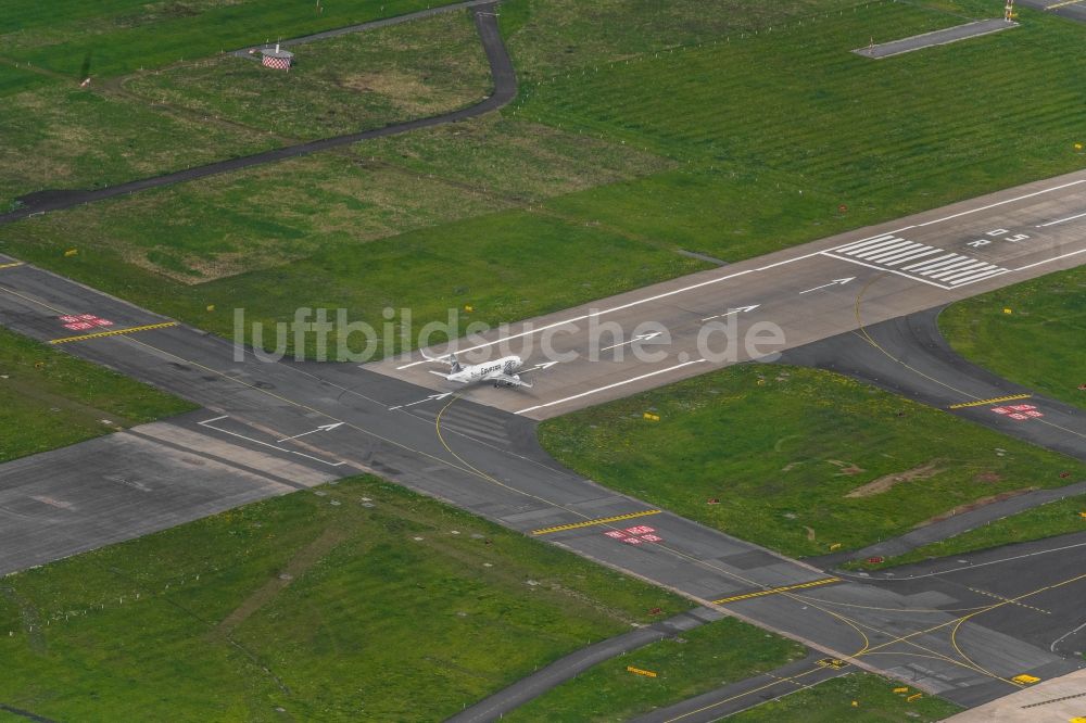 Luftaufnahme Düsseldorf - Start- und Landebahn des Flughafen in Düsseldorf im Bundesland Nordrhein-Westfalen