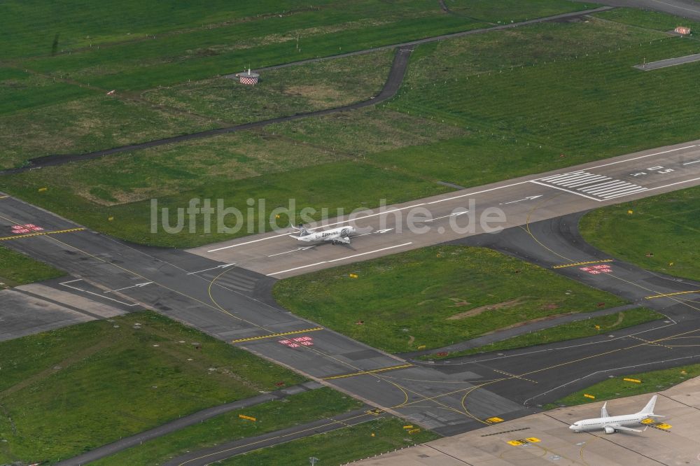 Luftbild Düsseldorf - Start- und Landebahn des Flughafen in Düsseldorf im Bundesland Nordrhein-Westfalen