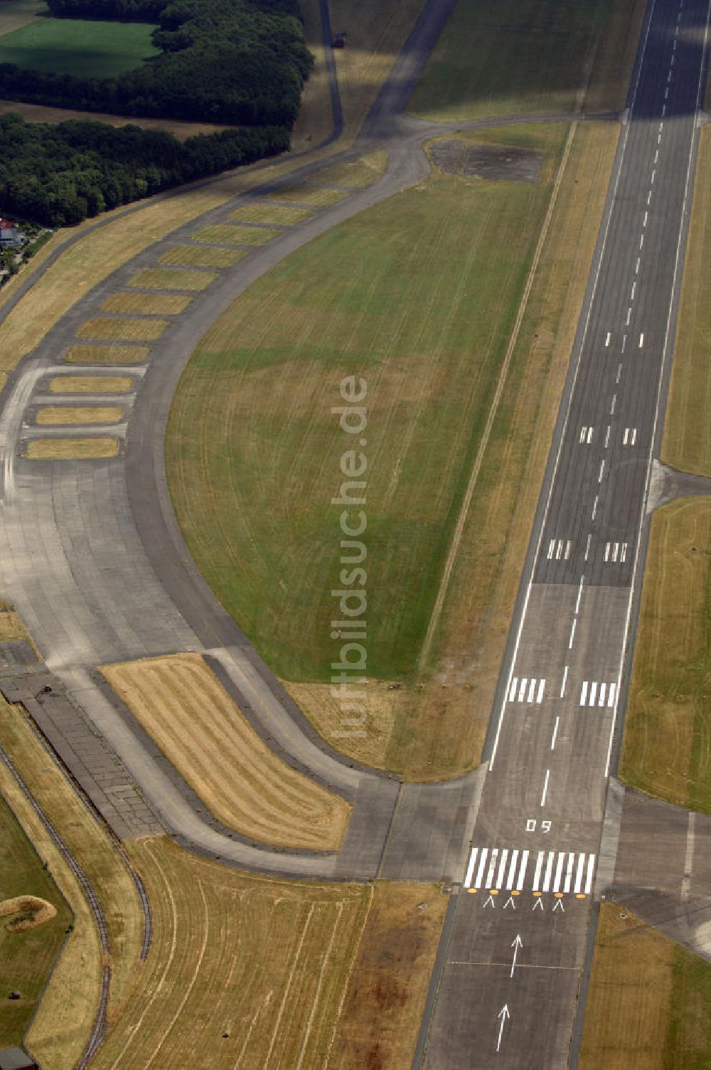 Luftaufnahme Lemwerder - Start- und Landebahn Flughafen Lemwerder