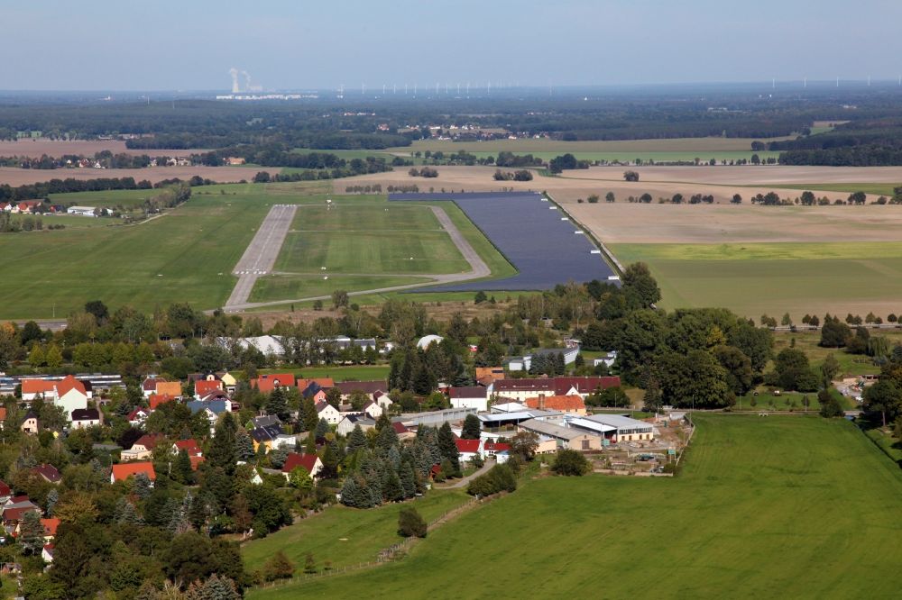 Kamenz von oben - Start- und Landebahn des Flugplatz Kamenz in Kamenz im Bundesland Sachsen