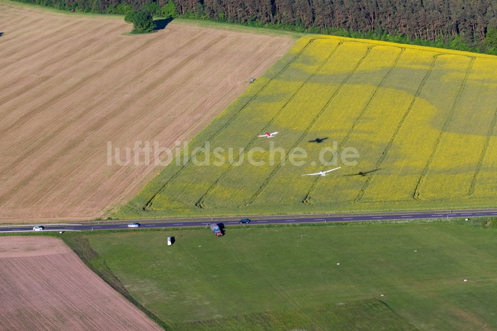 Pritzwalk aus der Vogelperspektive: Start eines Segelflugzeuges in Pritzwalk-Sommersberg im Bundesland Brandenburg, Deutschland