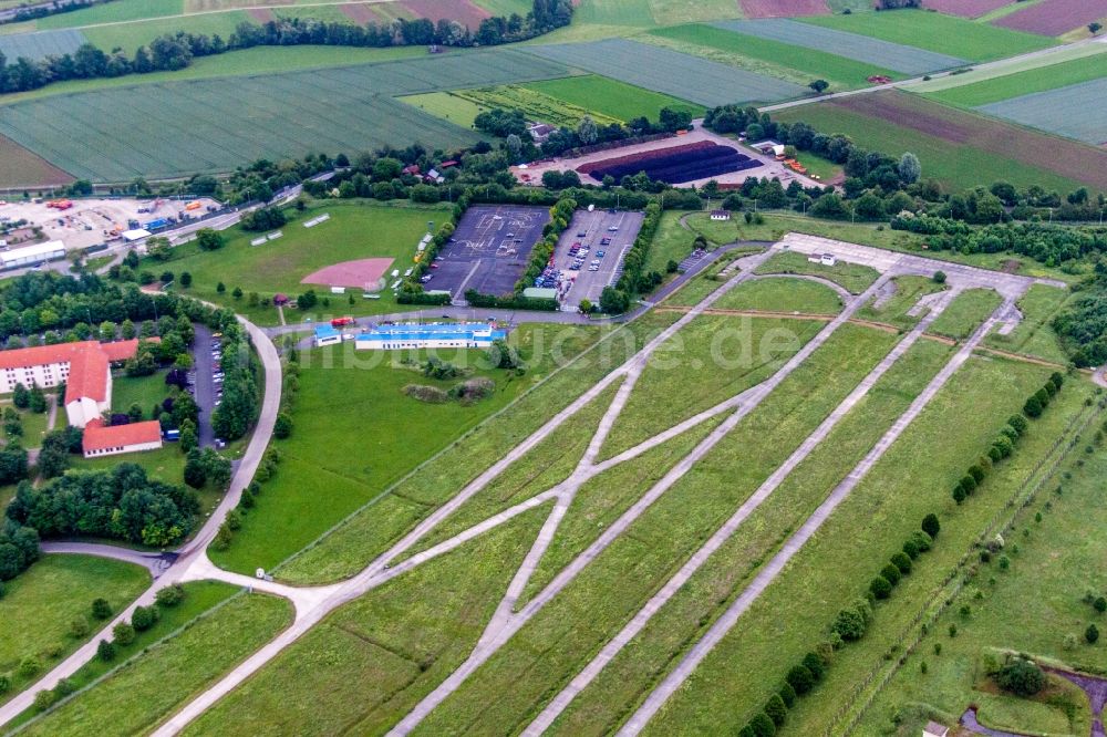 Geldersheim aus der Vogelperspektive: Startbahn und Landebahn am ehemaligen Flugplatz in Geldersheim im Bundesland Bayern, Deutschland